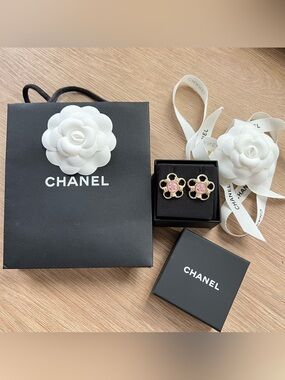 CHANEL Flower Stud CC earrings
